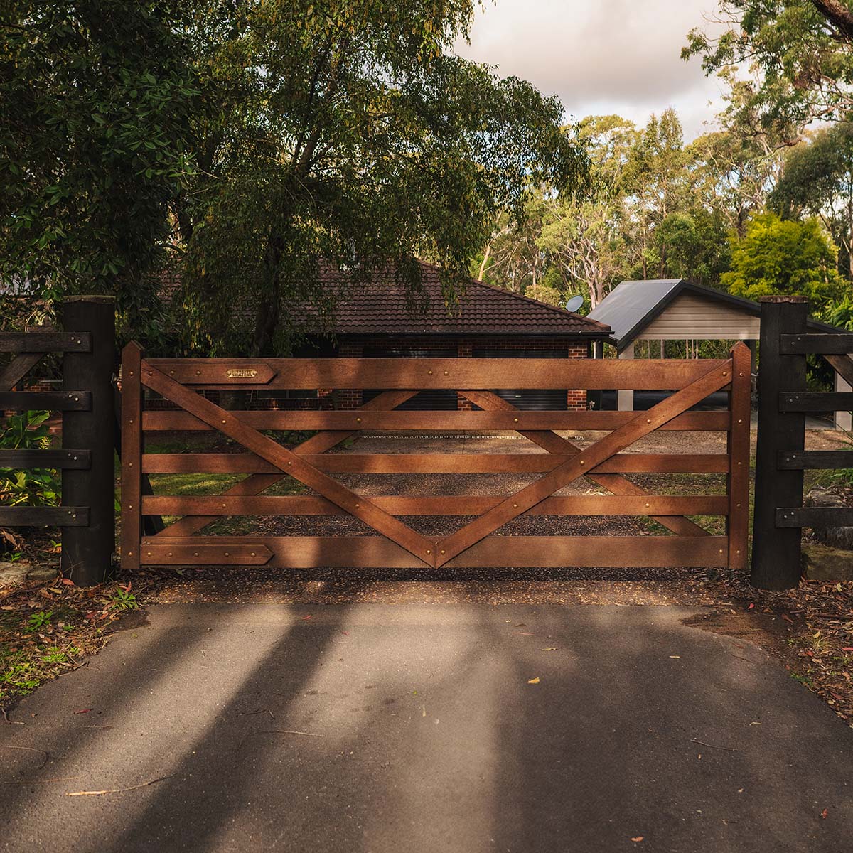 (WITH SH) The Highlander Single Gate